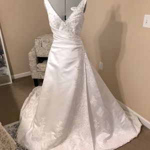 Demetrios Designer White Wedding Gown Style 9624 preowned
